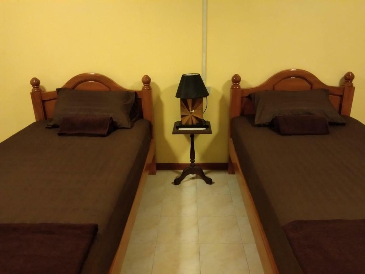 Ruan Ben Ja Don Mueang,Bangkok Hostel Exterior photo